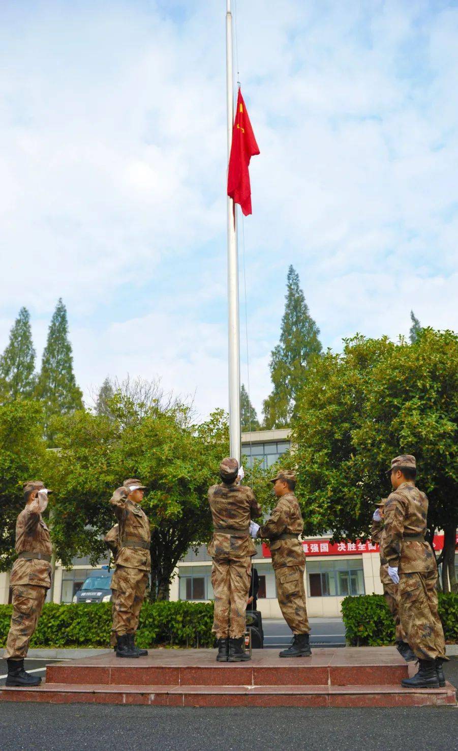 节日里  国旗下  我们团结一心