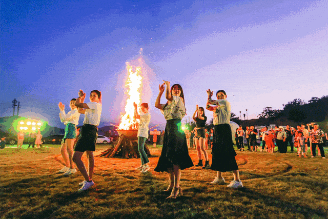 没有美食的活动是缺少灵魂的,篝火晚会,美食美酒不能少,跟着我们的