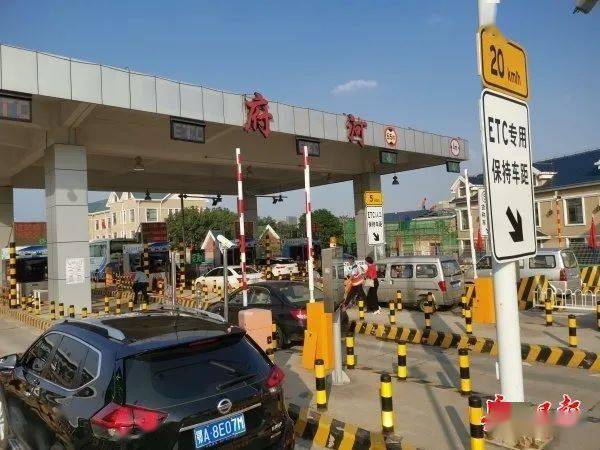 今日岱黄高速往黄陂方向府河收费站大批车辆排起长队,车流高峰提前到