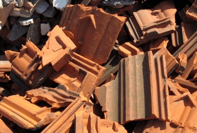 碎砖瓦具有透气,保湿,保肥等等众多的优点,如果将瓦片或砖块弄碎放在