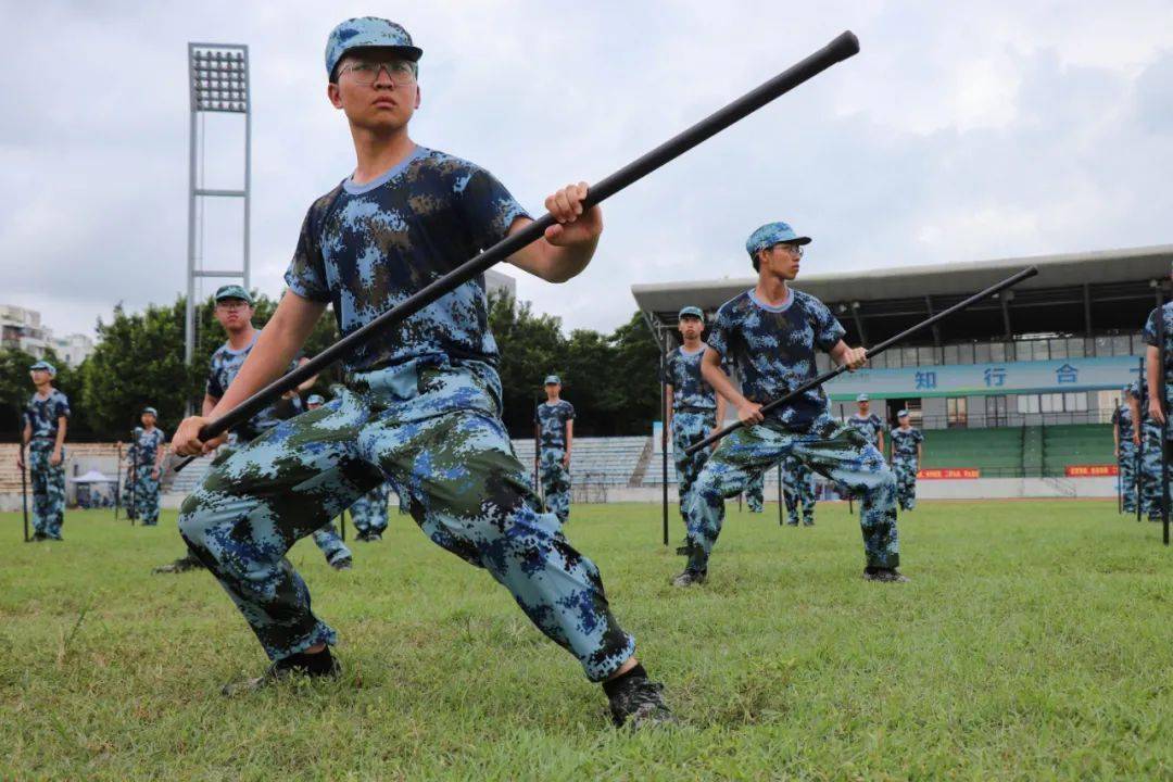 的滾燙當你頭頂烈日,手攥軍棍折射出夏日裡奪目的陽光你敏捷的刀法