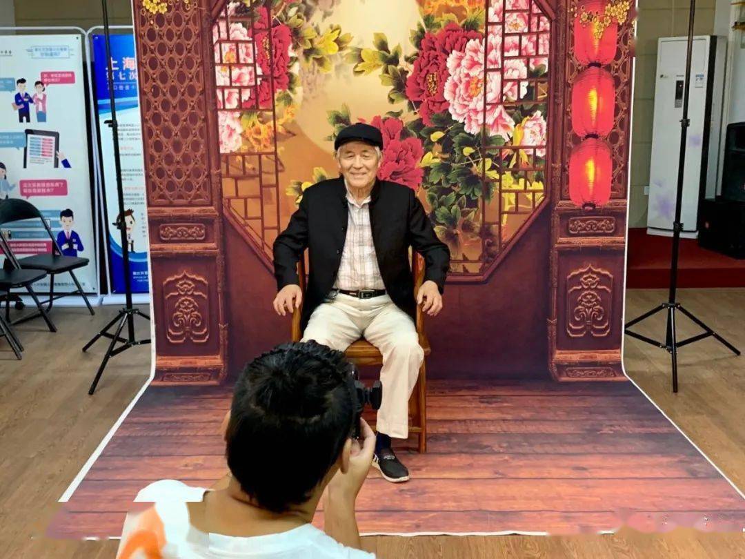 松江这家"幸福照相馆",用相机定格最美"夕阳红"