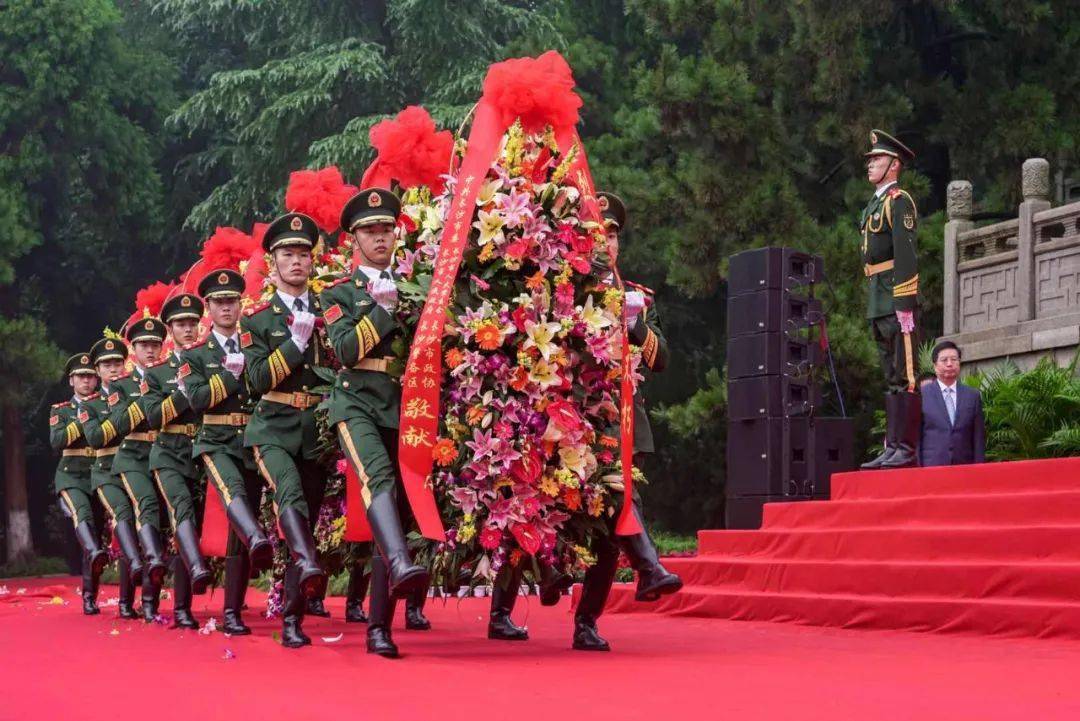 以崇高軍禮向英雄致敬