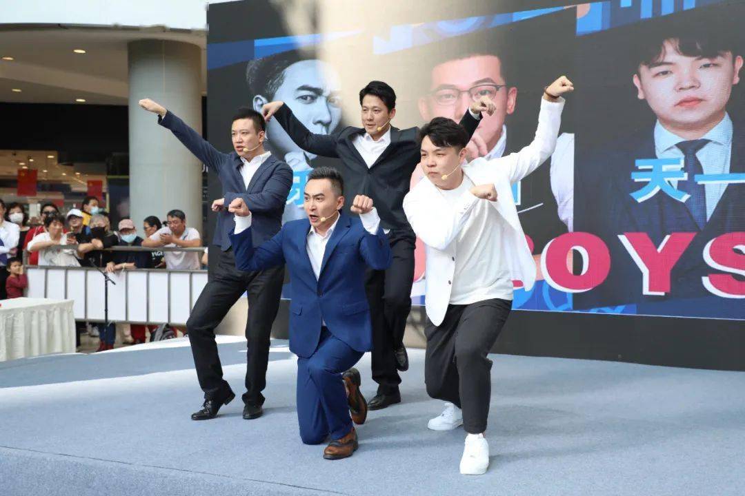 这个限定团由4位男主播组成"颜值担当"天乐"身高担当"元韬"正义