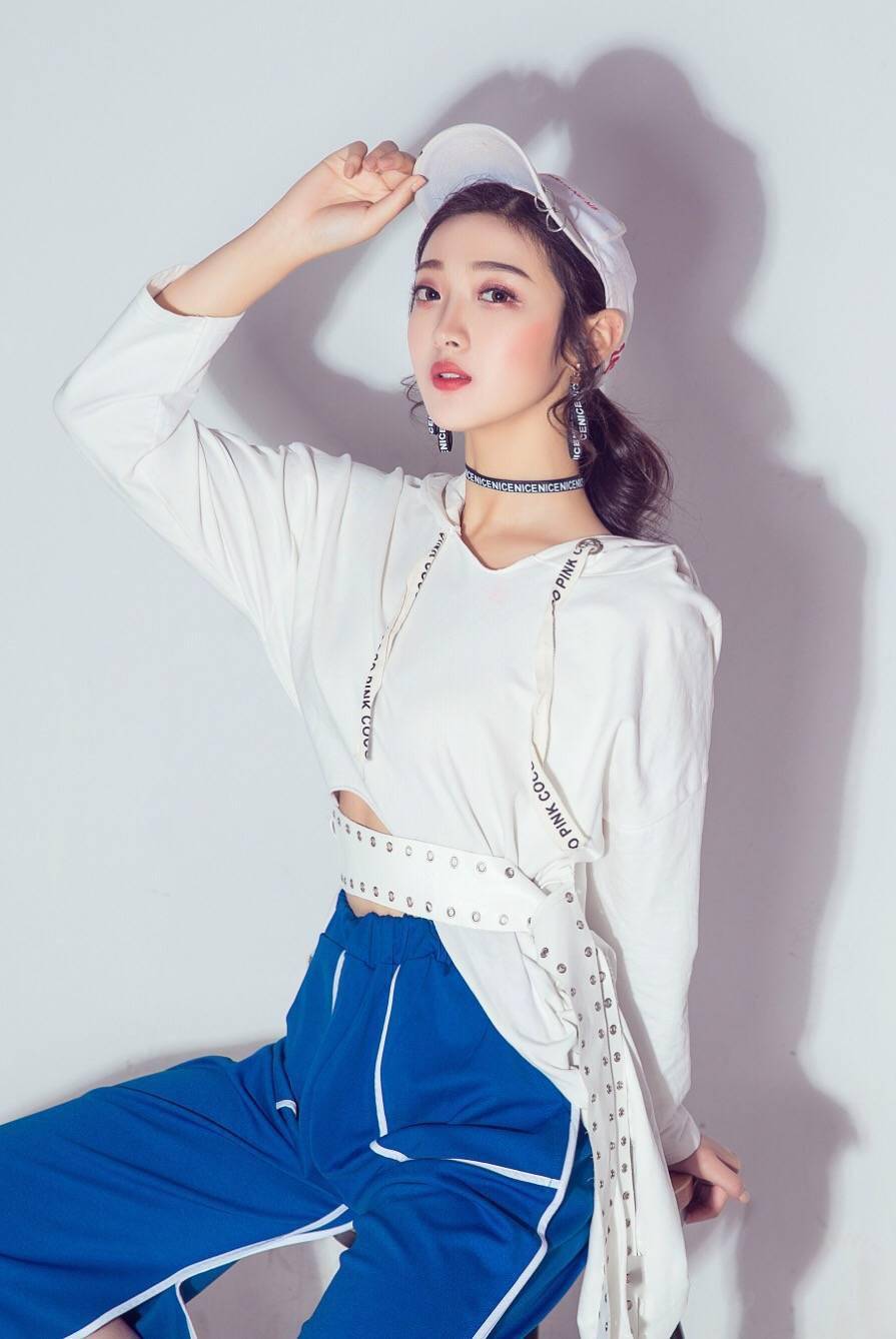 10月1日 10:00-11:002018狐友国民校花蔡瑞看宝马展台10月2日10:00-11