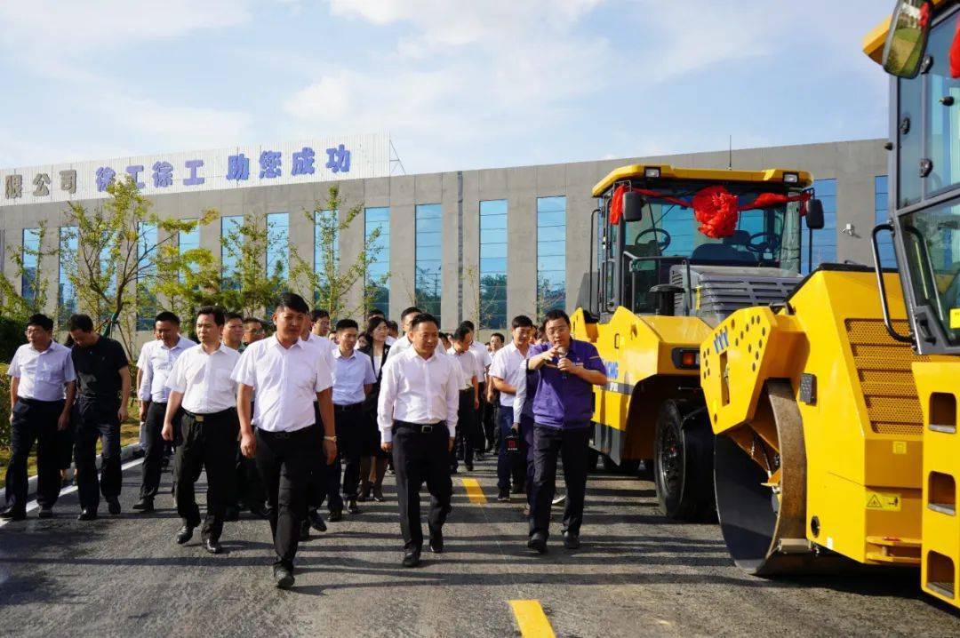 新沂市市委书记高山盛赞徐工花园式环保型沥青拌和站
