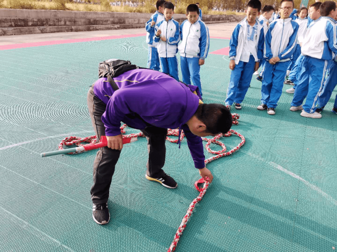 赵光农场初中六年组举办迎国庆拔河比赛