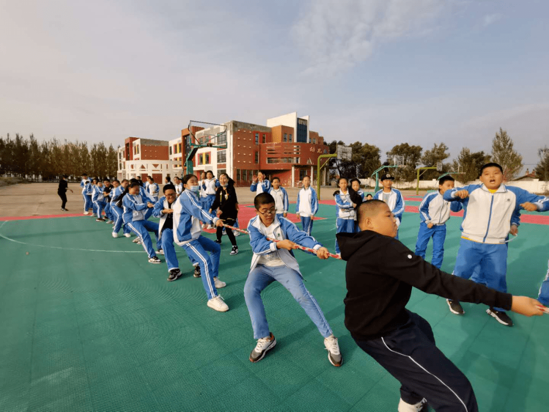 赵光农场初中六年组举办迎国庆拔河比赛