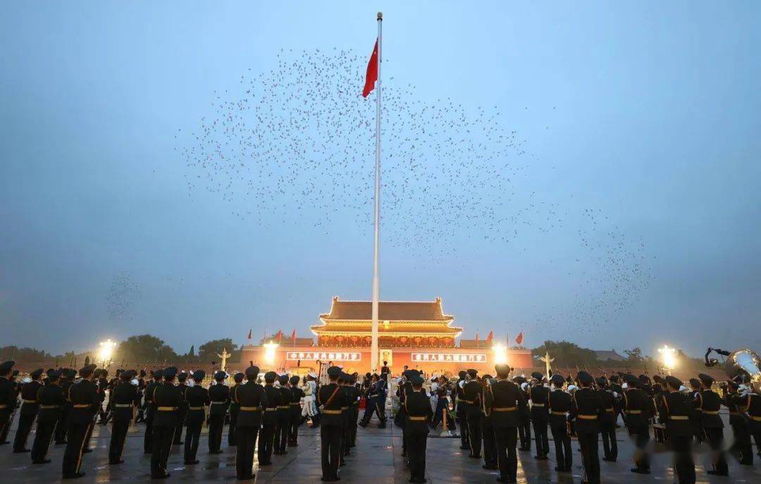 飞过天安门上空和平鸽飞过国旗与太阳一同升起鲜艳的五星红旗迎着清晨