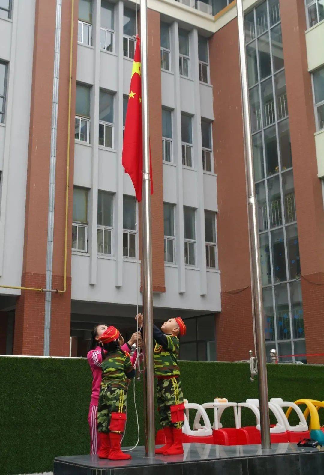 营口市育才幼儿园开展向国旗敬礼做时代新人主题升旗仪式