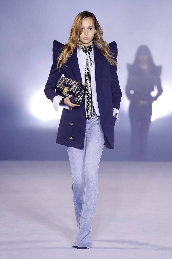 本季balmain延续了往的夸张&多样性.标志性的垫肩设计复古有型.