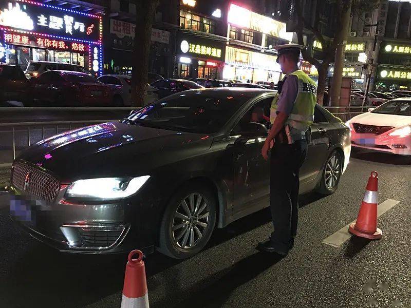 交警查酒驾国庆不放假
