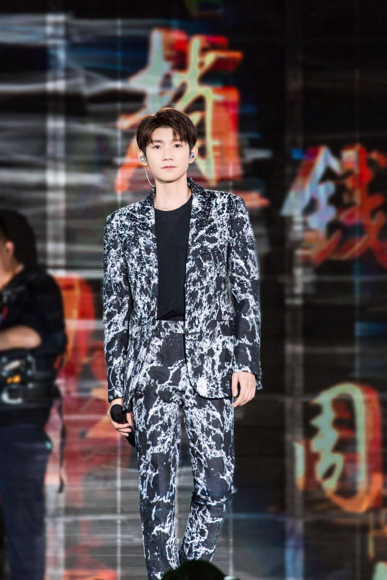 王源一曲说唱百家姓澎湃昂扬亮相央视中秋晚会现场