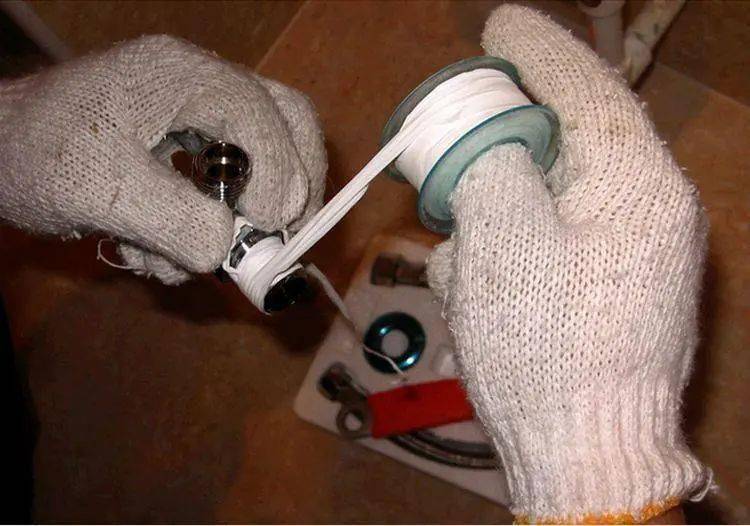 生活中常见的胶带常缠在水龙头正确缠绕方法你会吗