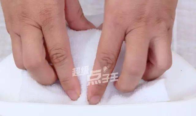 用牙签扎进去,拔出来时没有面糊粘在上面,就说明蛋糕熟了.▽将蛋糕