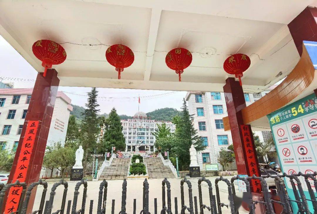 盘州二中与您喜迎中秋告白祖国