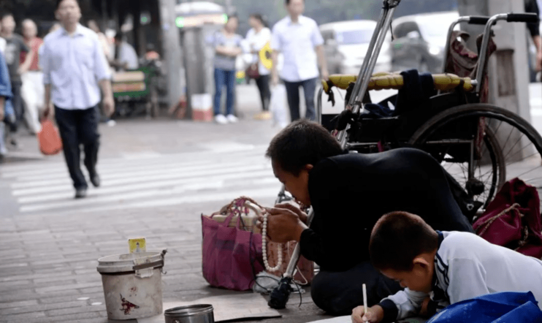 一家5口,以这样的方式分散在城市的各个角落,俯身低头讨生活.