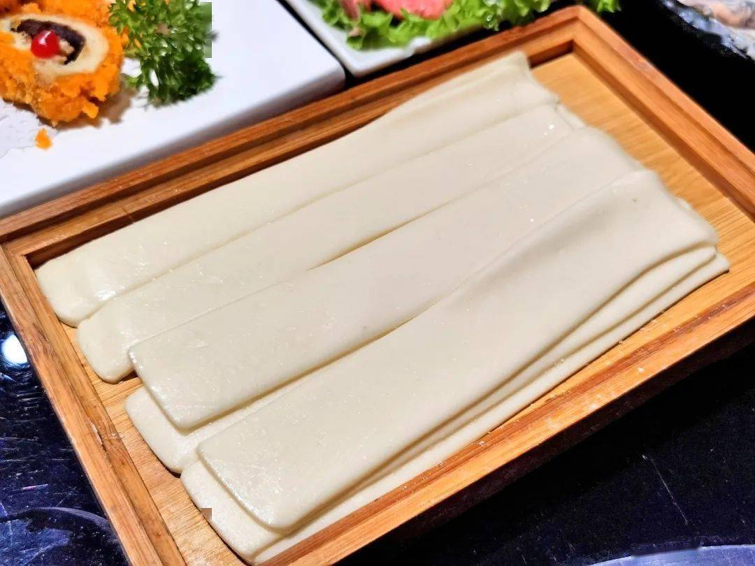 手工抻面 纯手工制作韧性十足 等汤汁吸收了其余菜品的精华后将面条下