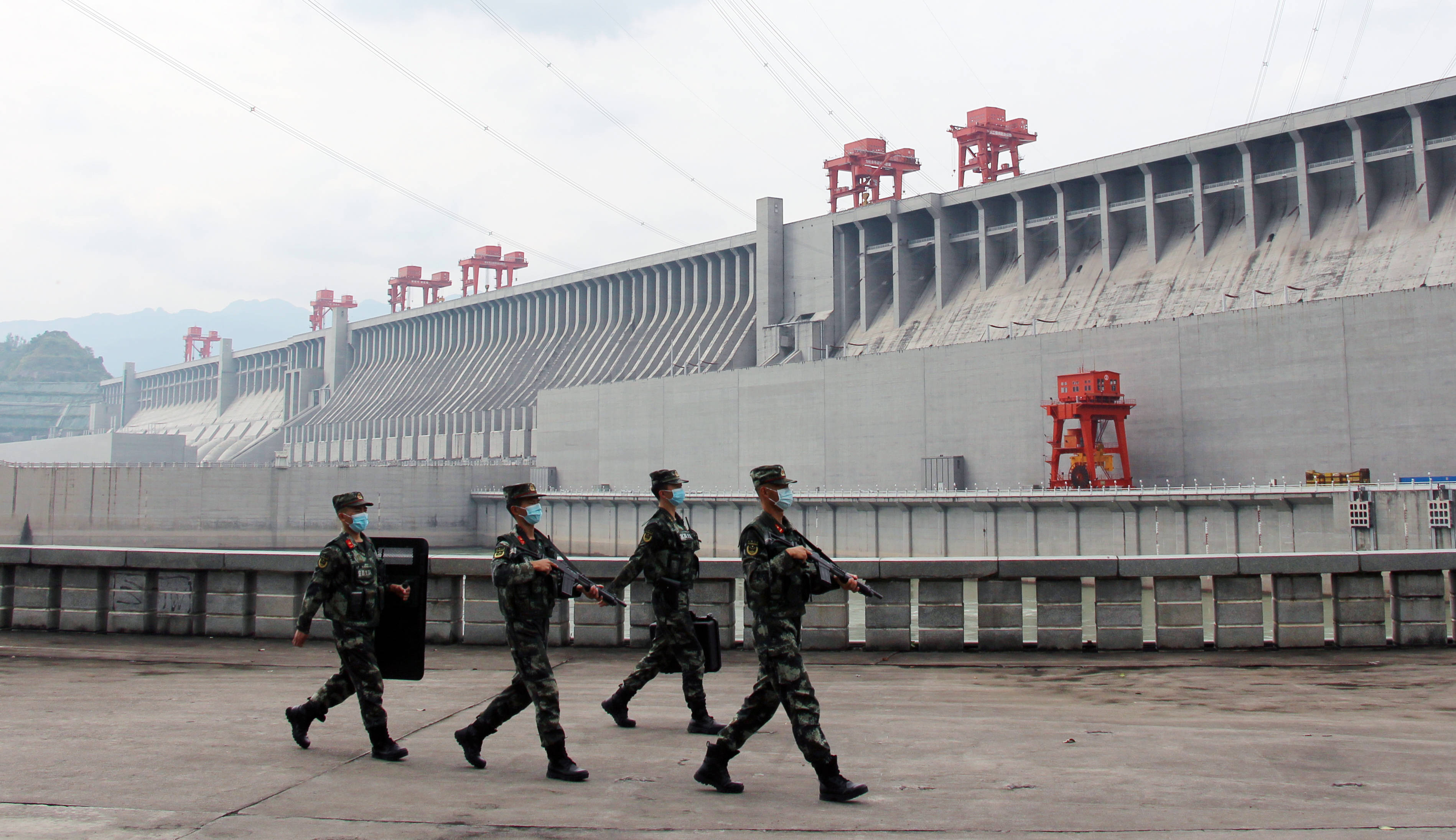 9月30日,武警湖北总队宜昌支队机动大队官兵在三峡大坝执勤巡逻