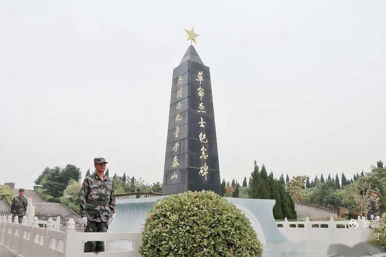 今天的市烈士陵园,秋风瑟瑟,松柏凝翠,显得更加庄重,肃穆.