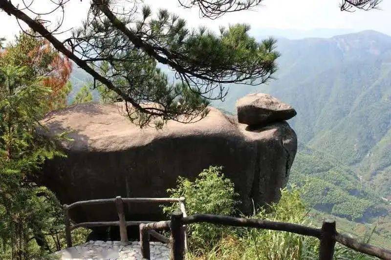 高台峡谷,云海滔滔,秋风拂过四明山,四明山把秋色涂在了森林公园