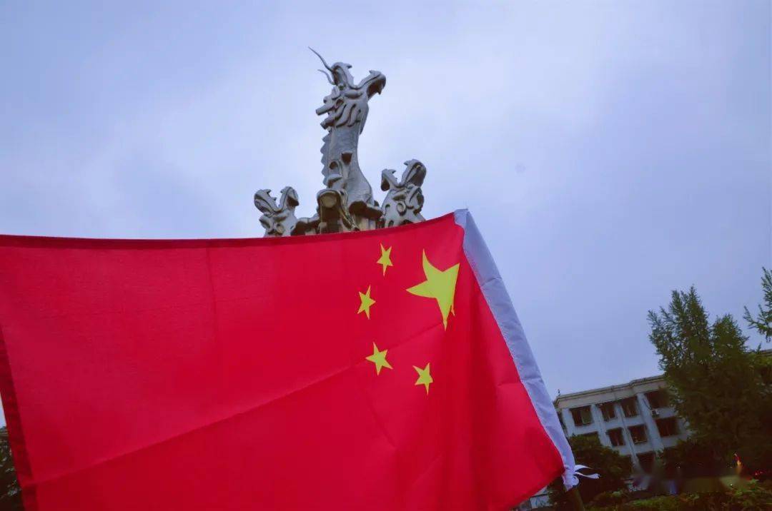 装扮一新喜迎国庆五星红旗扮靓大雅丹棱满城尽染中国红