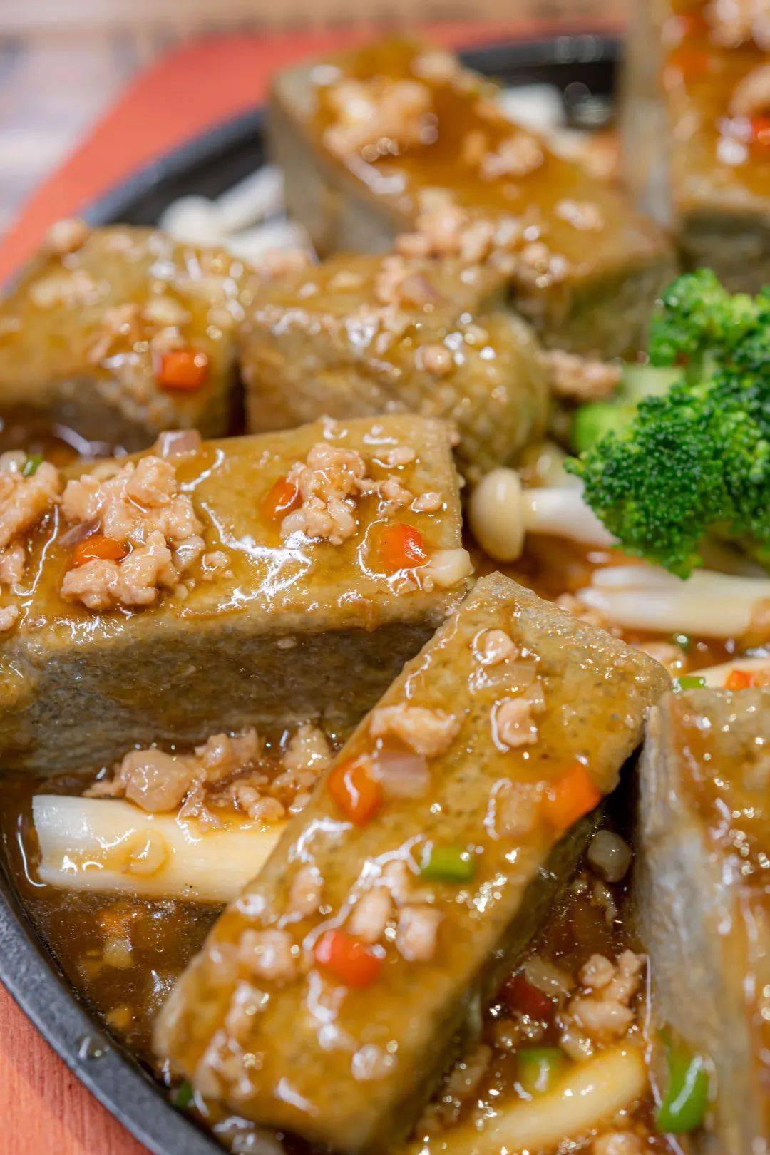 这里能吃到纯正的农家菜,力荐铁板养生黑豆腐,栗子瓜蒸排骨,笋尖炒