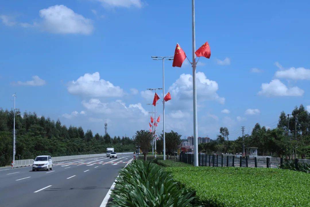 蓝天白云衬托着国旗珠海蓝映衬着中国红一面面五星红旗更加鲜艳壮丽!