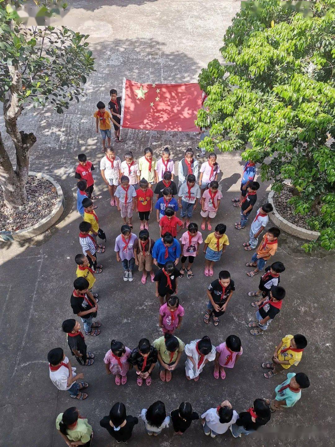 那良镇小学开展我和国旗合个影活动