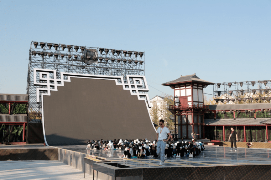 舞蹈首席李宜蒙回忆道:"白天特别特别热,我们坐在舞台上都能感觉到