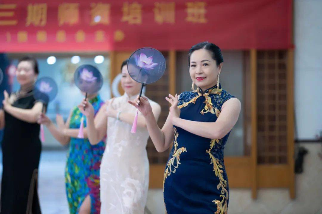 3国庆中秋特约活动在这个双节的日子里,华太俱乐部/旗袍总会祝旗袍家