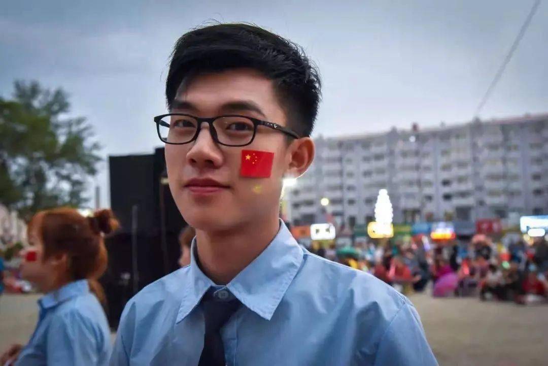 第一弹我和国旗合个影晒出浓浓爱国情