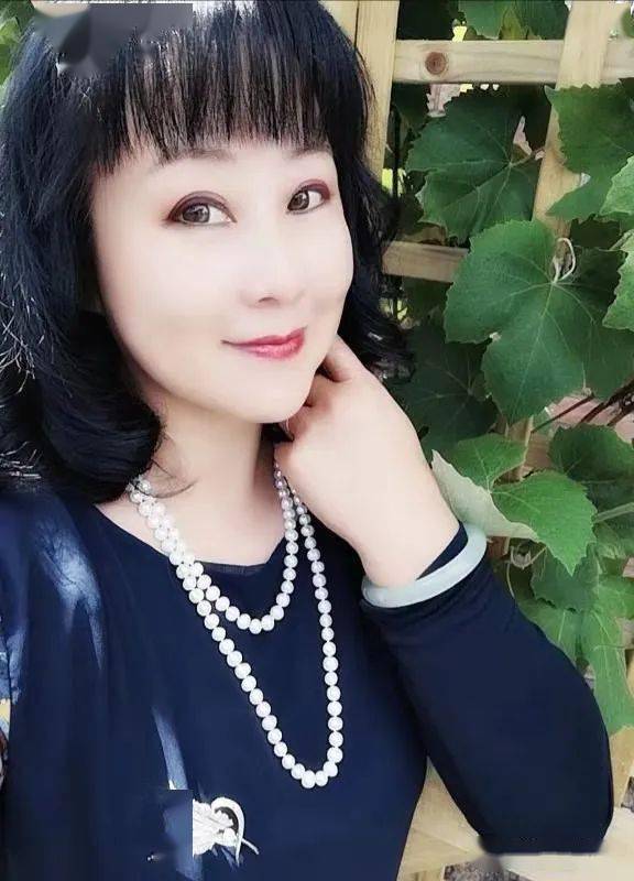 mvbox专栏歌手,目前侨居德国,现任德国于利希中国文化协会董事,并担任