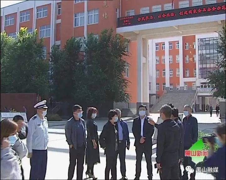 在县第二初级中学,县委常委,副县长王岩详细了解了学校日常及假期疫情