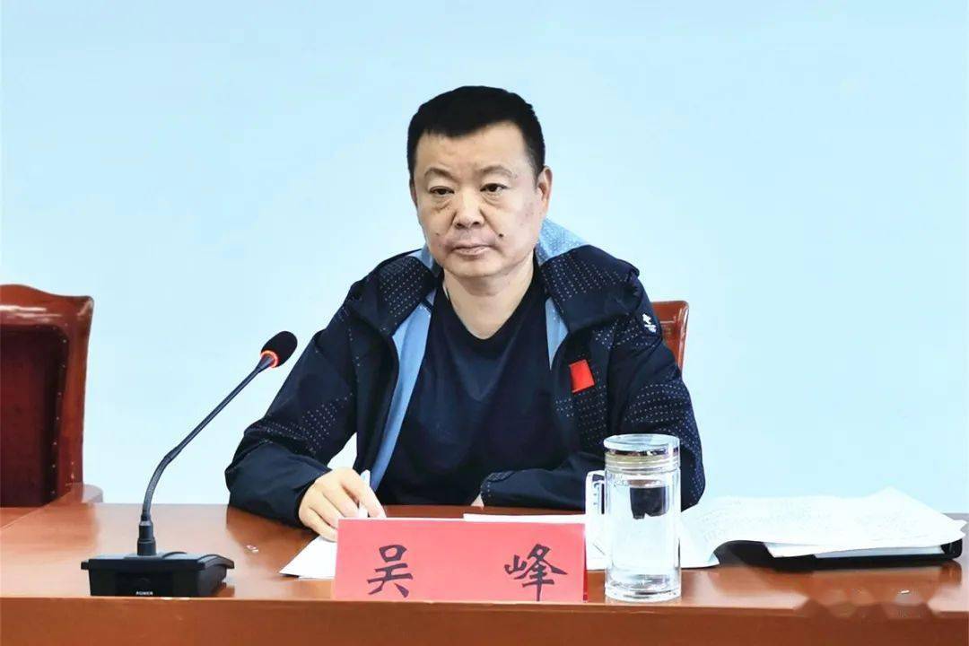 10月3日,副市长吴峰主持召开全市国三营运柴油货车淘汰工作部署会议