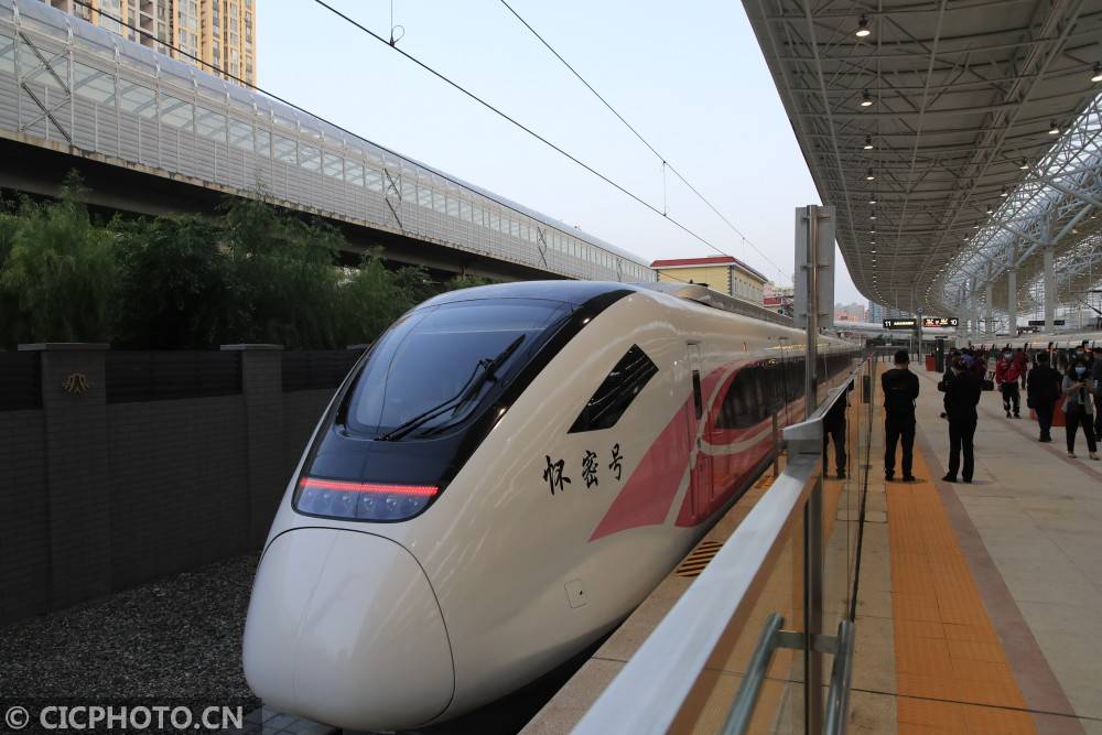 北京市郊铁路怀柔-密云线在北京北站开通运营_列车