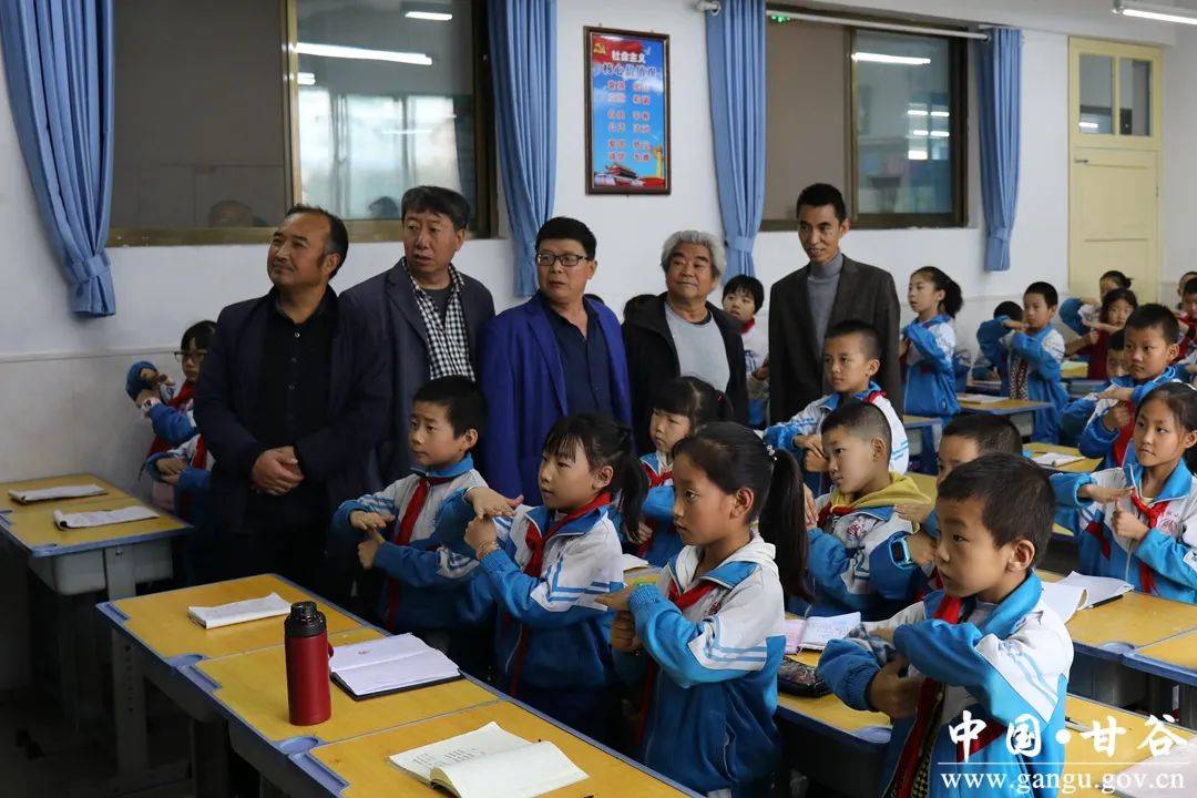 柳湖小学开展迎国庆话中秋书画交流笔会活动