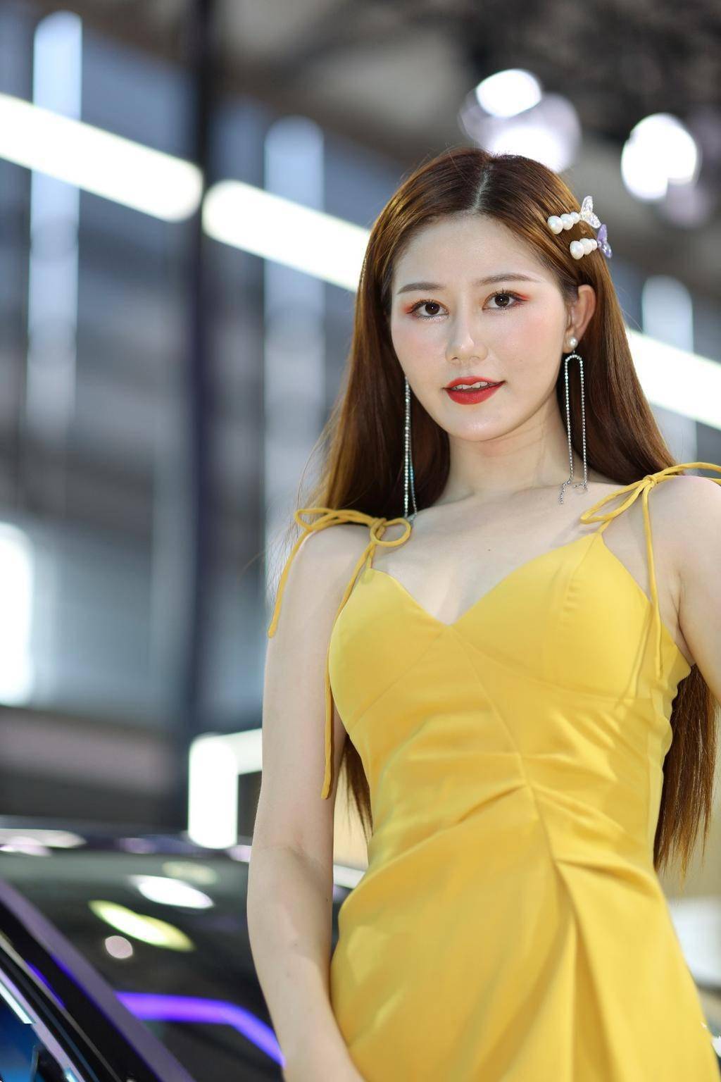 穿黄裙子的车模有没有惊艳到你啊