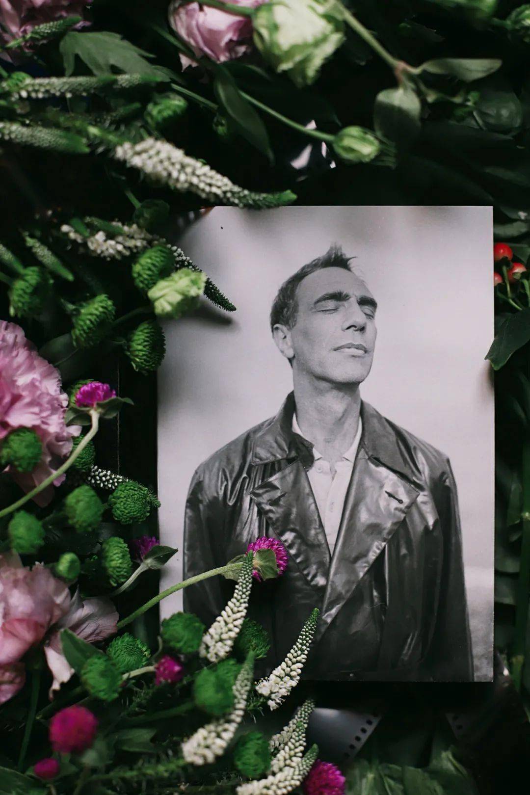 那年10月,他还活着,他的遗作大获成功_德里克·贾曼