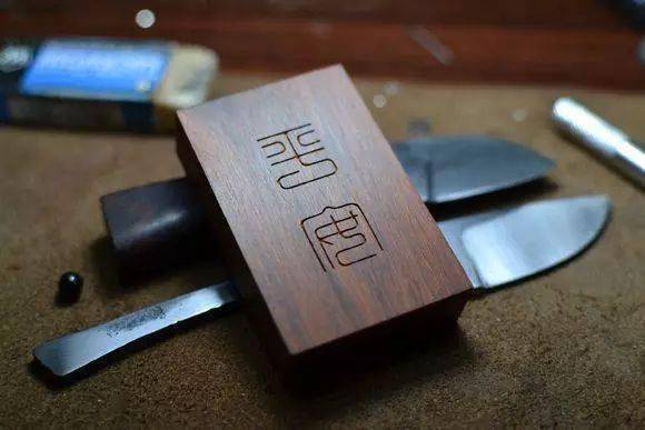 正面刻"平安" 反面刻图案椒图银丝退火是在火上烧红后,然后自然冷却.