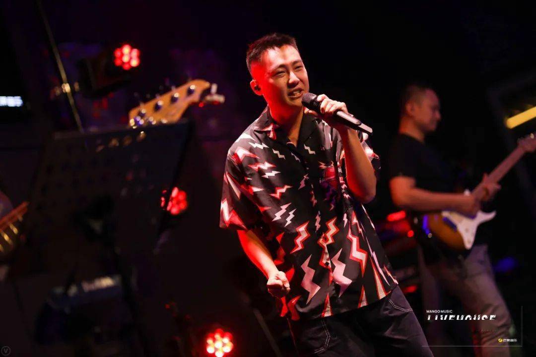 以及每次被pk都能胜出的高睿(右),两位歌手将有机会在mango music