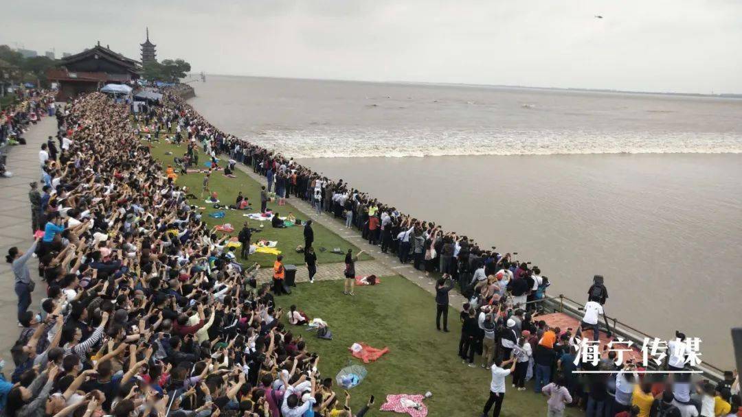 今天168万人争睹钱塘江大潮央视连续11年直播