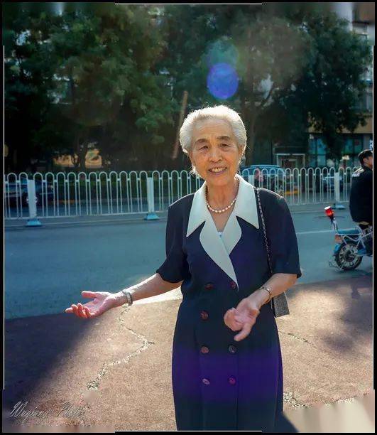 2002年,在南小街拍摄到执勤的杨兰青主任(右女),2019年再次见到她时