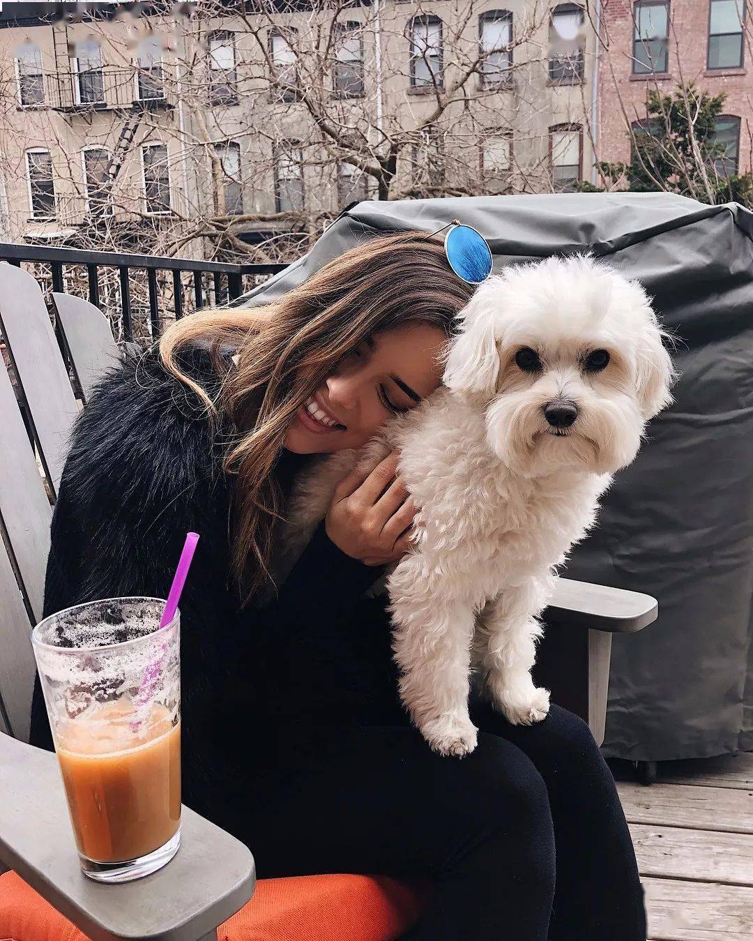 laurensummer才开ins粉丝就28w精致的脸庞丰满的上围让人移不开眼