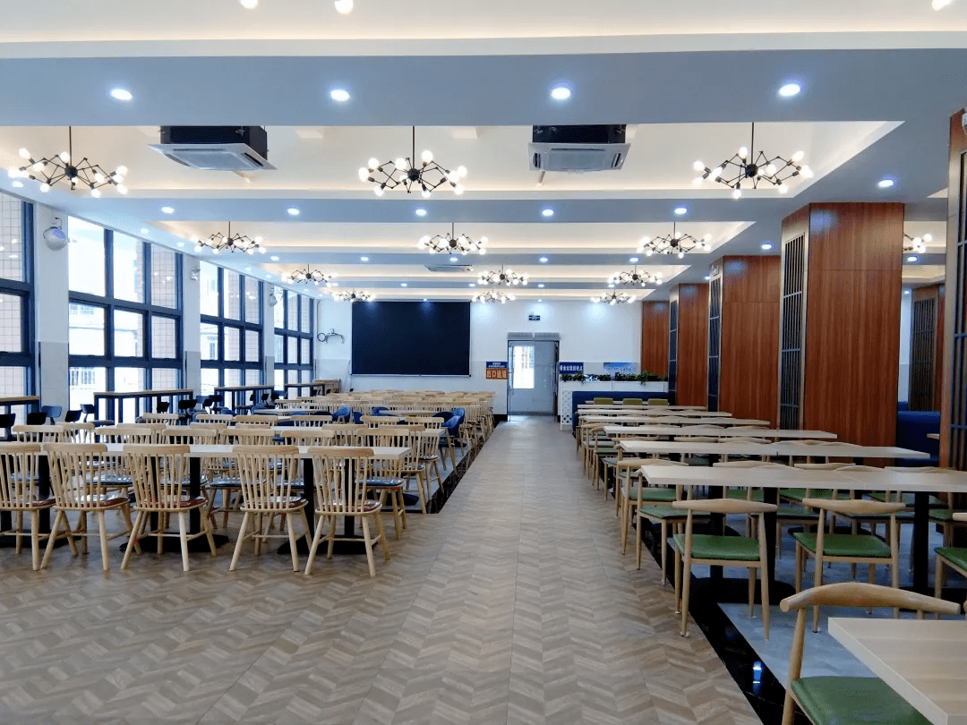 二楼均为食堂"改头换面"过后的春晖园广东技术师范大学汉堡简餐类及