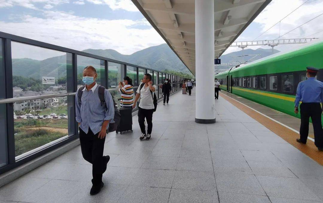 国庆假期新建好的龙游南站人气满满