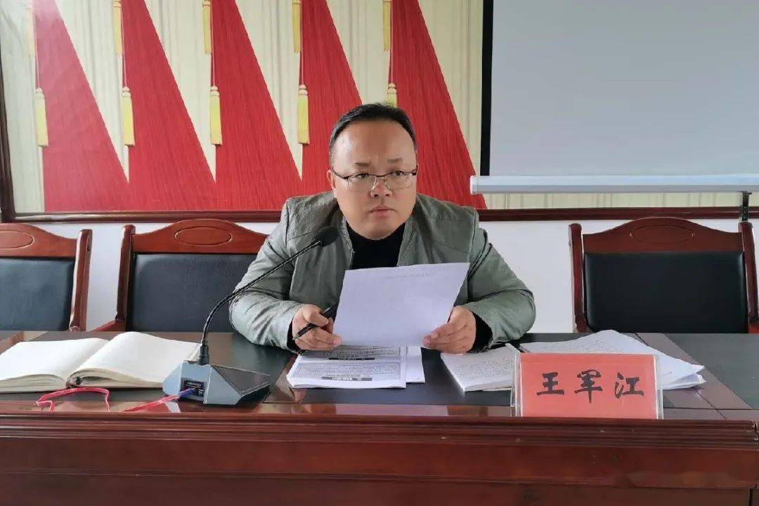 随后,召开了兴隆镇脱贫攻坚培训会,镇政府副镇长王军江和扶贫专干分别