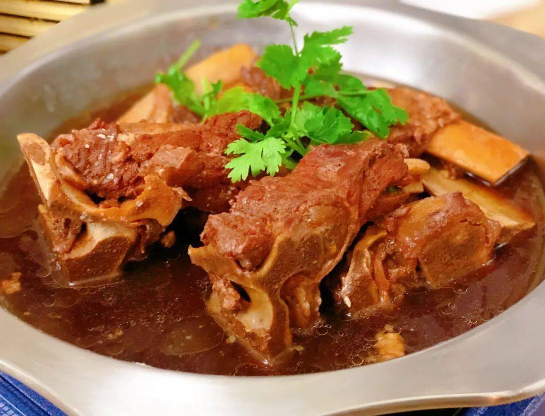 满满浸入到骨肉中经过长时间的炖煮-吃肉-让每一份酱大骨都酱香四溢