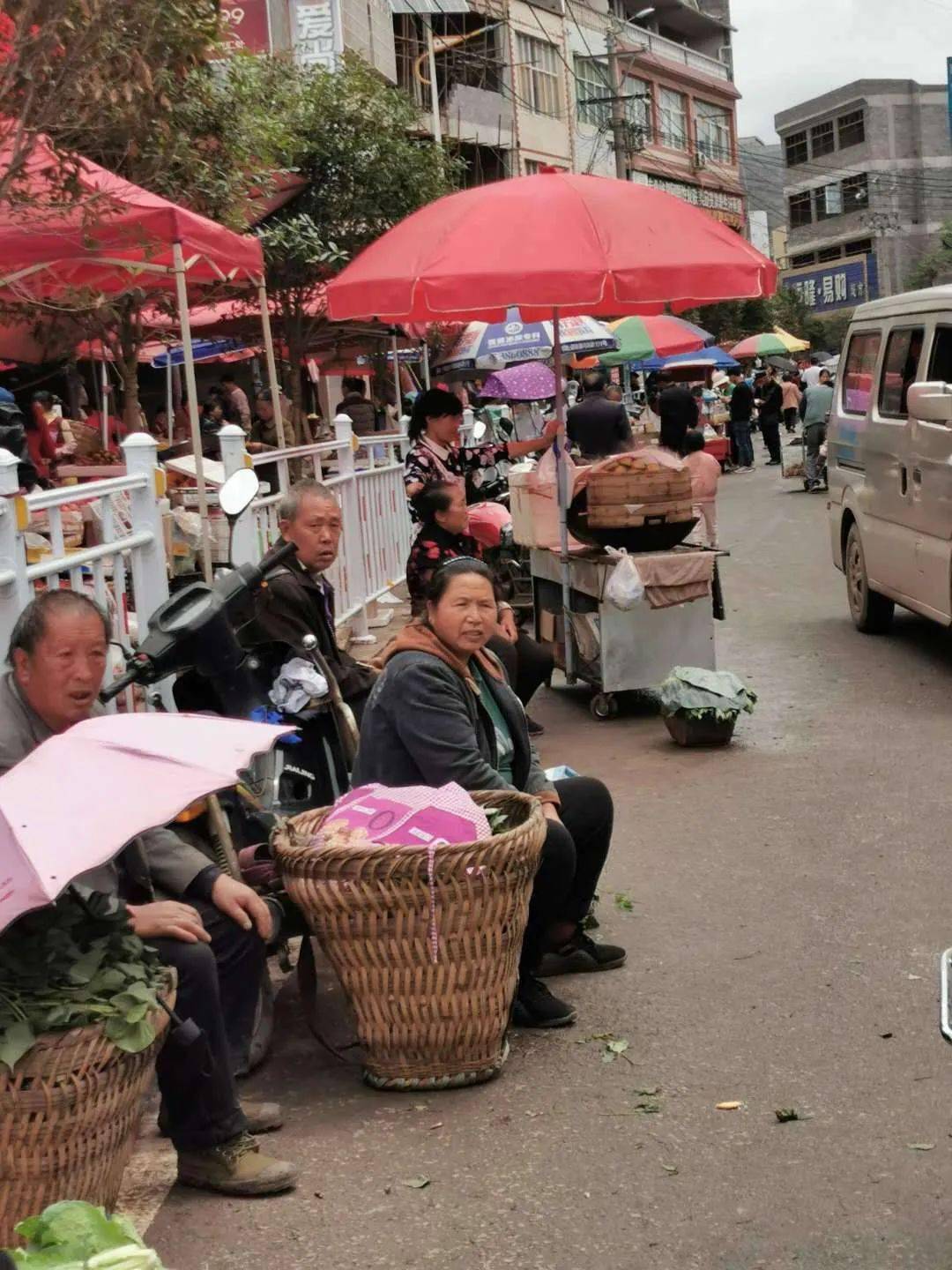 镇雄坪上有人收取天价摊位费相关部门坐视不理天价摊位费是否真实存在