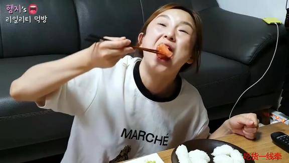 韩国吃播达人hamzy小姐姐吃三文鱼寿司再来一标冰啤爽极了